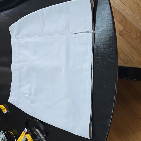 WHITE LEATHER SKIRT - Picture 1 of 6